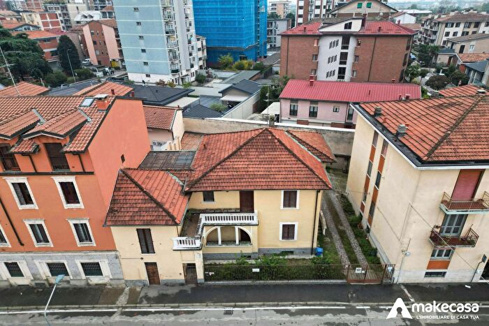 Casa con 6 locali in vendita in Via G Frassi, Melegnano