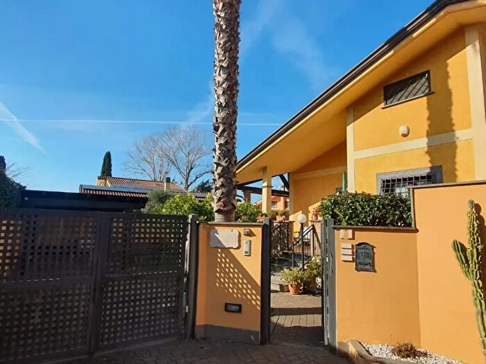 Casa quadrilocale in vendita in Via Umberto Giordano, Roma