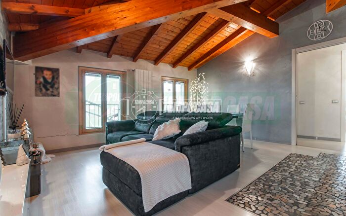 Appartamento trilocale in vendita in Via Libertà, Turate