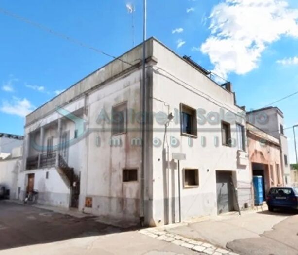 Casa con 9 locali in vendita in Gagliano Del Capo