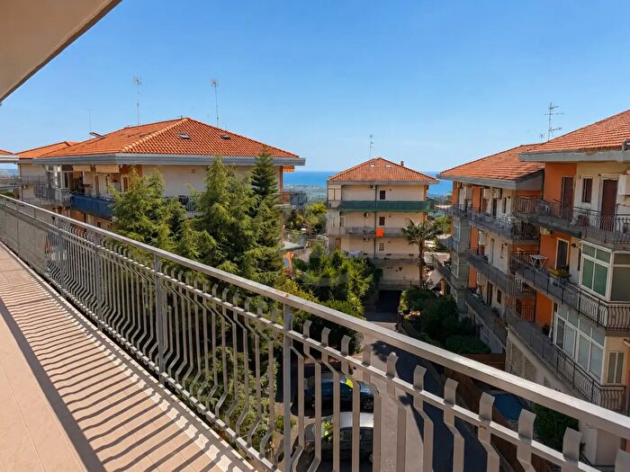 Appartamento quadrilocale in vendita in Via Giuseppe Leonardi, Aci Catena