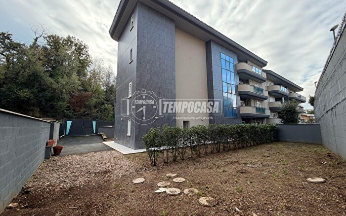 Appartamento trilocale in vendita in Via Casal del Marmo a, Roma