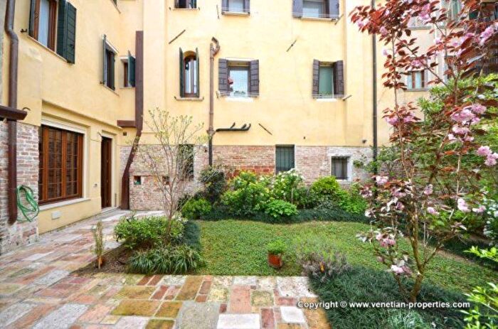 Casa con 6 locali in affitto in Santa Croce, Venezia