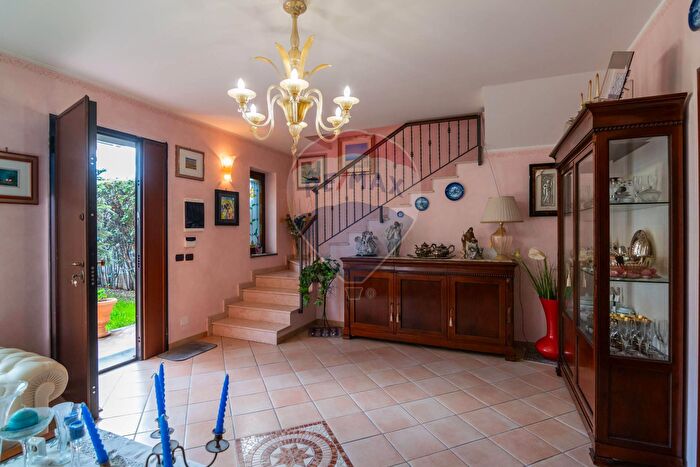 Casa con 7 locali in vendita in Via Giovanni Gentile, Aci SantAntonio