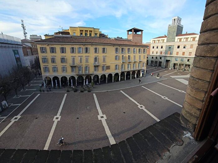 Appartamento trilocale in affitto in Piazza Antonio Stradivari, Centro, Cremona