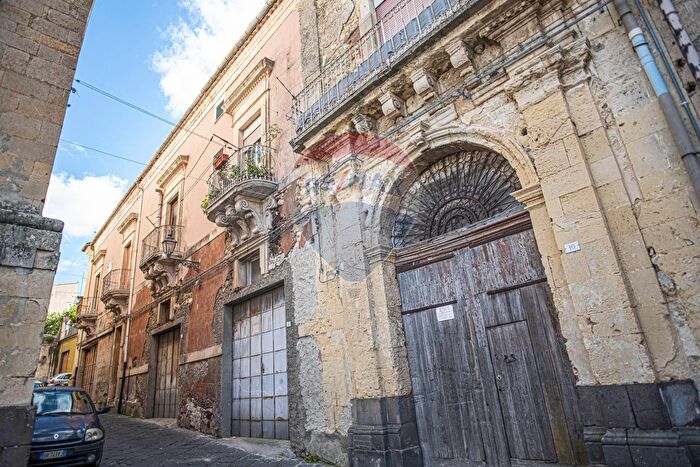 Casa con 8 locali in vendita in Piazza Umberto I, Vizzini