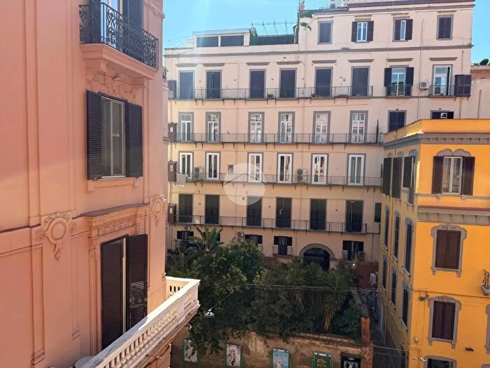 Appartamento trilocale in affitto in Via San Pasquale a Chiaia, Napoli