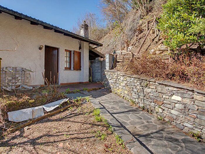 Casa quadrilocale in vendita in Via alla Vasca, Maccagno con Pino e Veddasca
