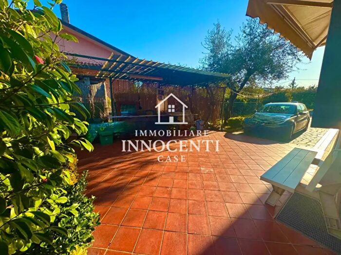 Casa con 5 locali in vendita in Massa
