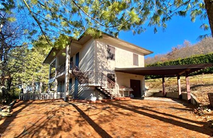 Casa quadrilocale in vendita in Frazione Costa di Montemartino, Menconico