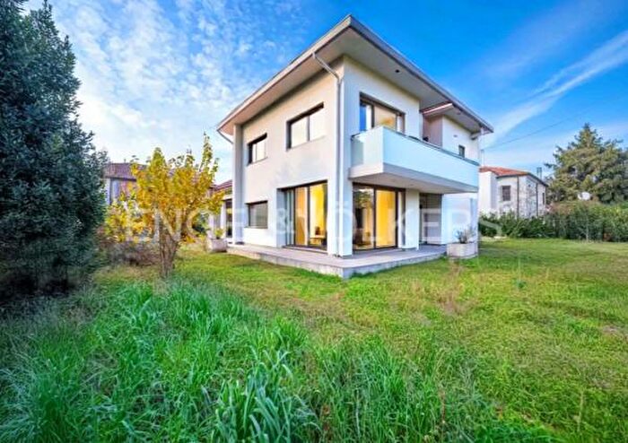 Casa con 6 locali in vendita in Viale Giosuè Carducci, Conegliano