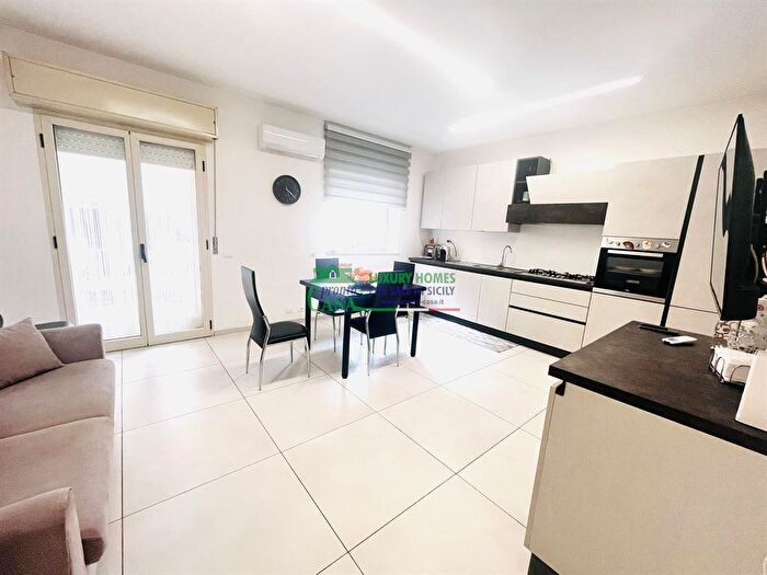 Casa con 8 locali in vendita in Via delle Betulle, Comiso