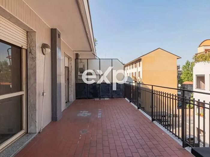 Appartamento trilocale in vendita in Via Bengasi, Milano