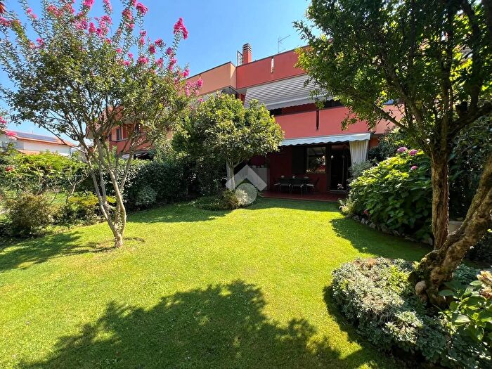 Casa quadrilocale in vendita in Via Giosuè Carducci, Scanzorosciate