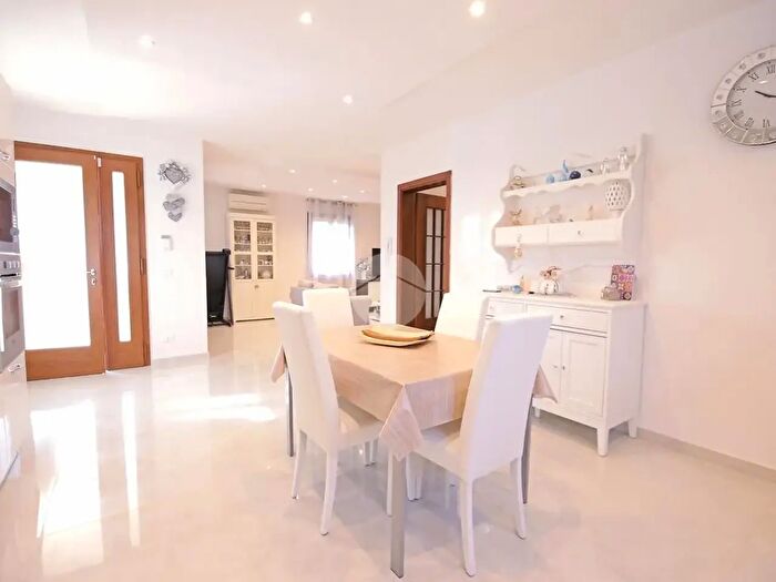 Casa con 5 locali in vendita in Paese