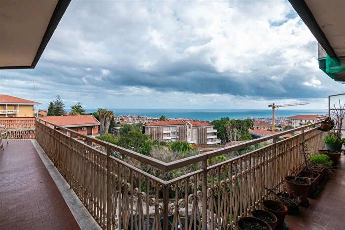 Appartamento con 8 locali in vendita in Via Carnazza Tremestieri Etneo, Tremestieri Etneo