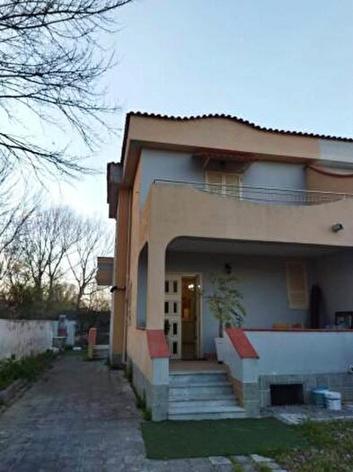 Casa quadrilocale in vendita in Castel Volturno