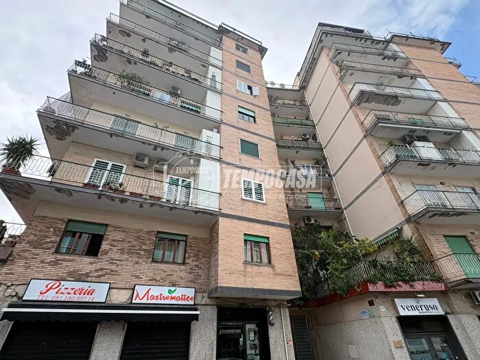 Appartamento con 5 locali in vendita in Napoli