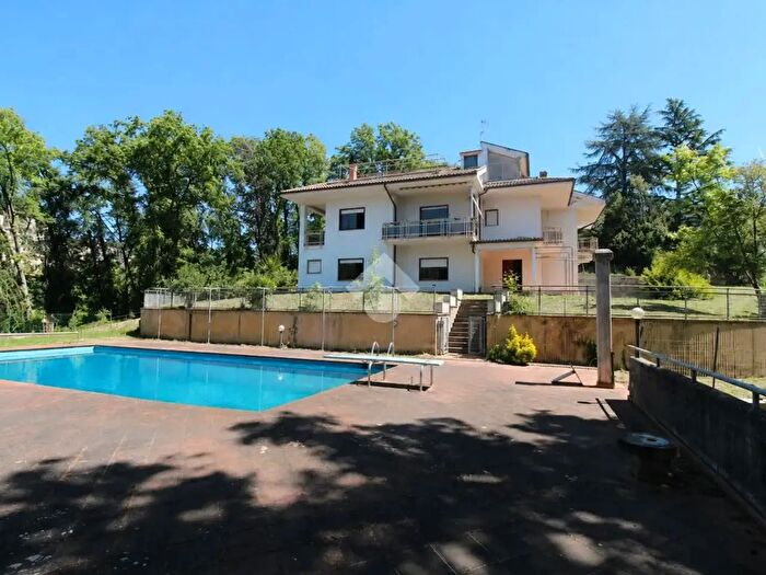 Casa con 12 locali in vendita in Via Pietro Nenni, Poggio Mirteto