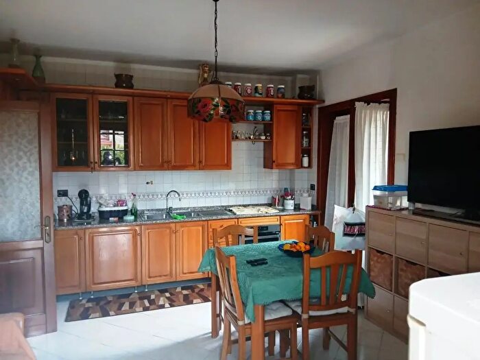 Casa con 8 locali in vendita in Baronissi