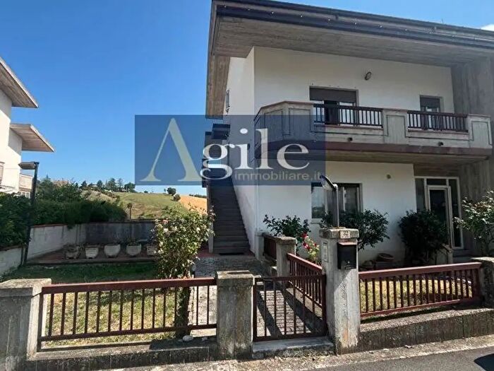 Appartamento con 6 locali in vendita in Contrada Galvoni, Castignano