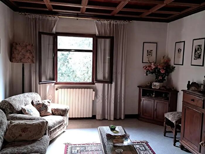 Casa con 13 locali in vendita in Peccioli