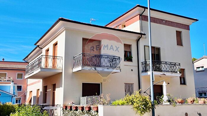 Casa con 8 locali in vendita in Numana