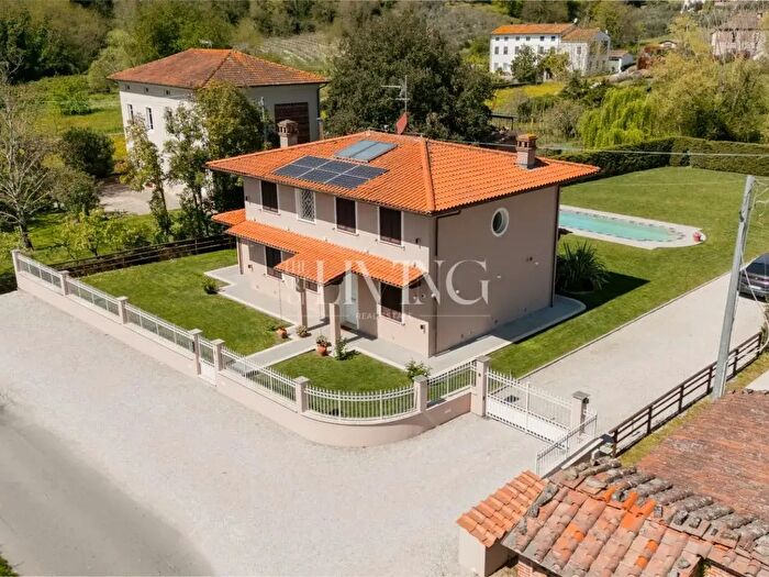 Casa con 9 locali in vendita in Capannori