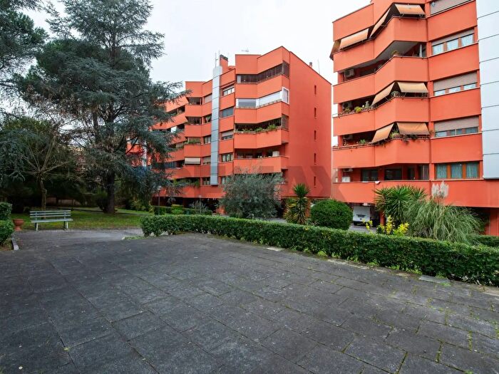 Appartamento trilocale in vendita in Via Carlo Bertinazzi, Roma