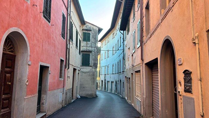 Appartamento con 6 locali in vendita in Via Bernardni, Buti