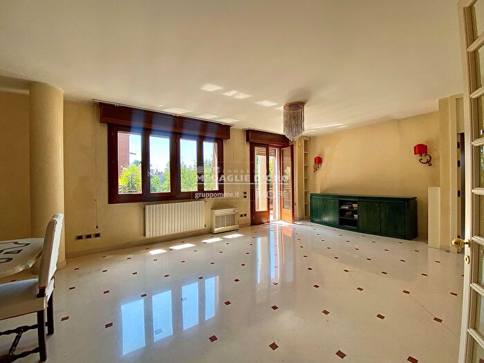 Appartamento con 7 locali in vendita in Via Tamburini, Modena