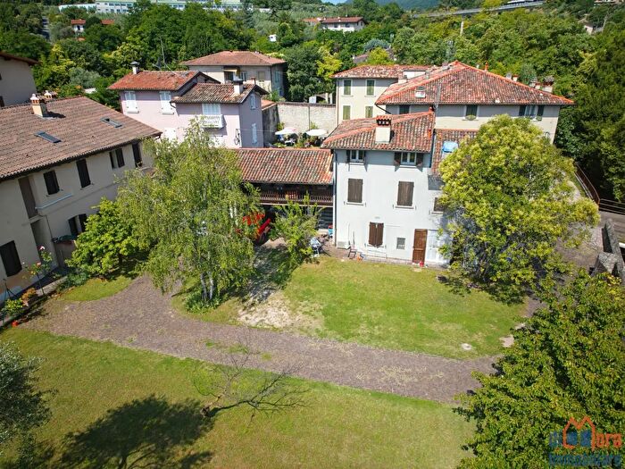 Casa con 9 locali in vendita in Via Ponte Vecchio, Salo'