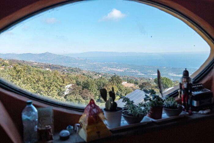 Casa con 12 locali in vendita in Via Andronico, Mascali