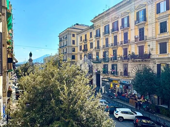 Appartamento con 6 locali in vendita in Via Pasquale Stanislao Mancini, Napoli