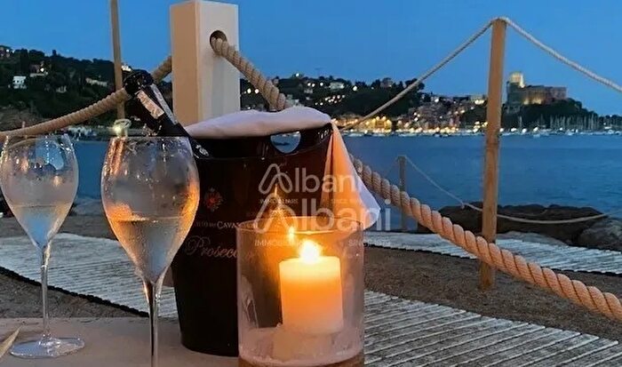 Appartamento quadrilocale in vendita in Lungomare Biaggini, Lerici