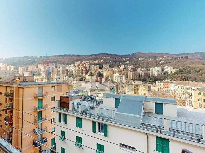 Appartamento trilocale in vendita in Via Tortona, Genova