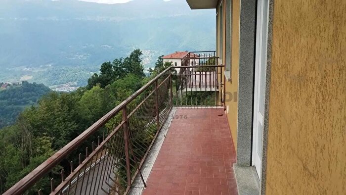 Appartamento quadrilocale in vendita in Via Marche, Corna Imagna