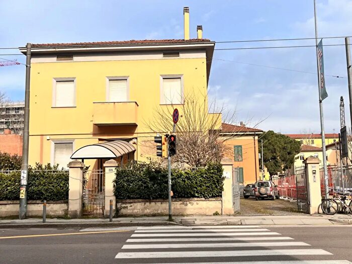Casa con 10 locali in vendita in Via Massarenti, Bologna