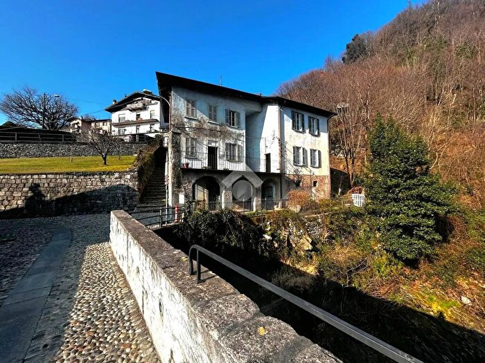 Casa con 15 locali in vendita in Via Mulini, Domaso