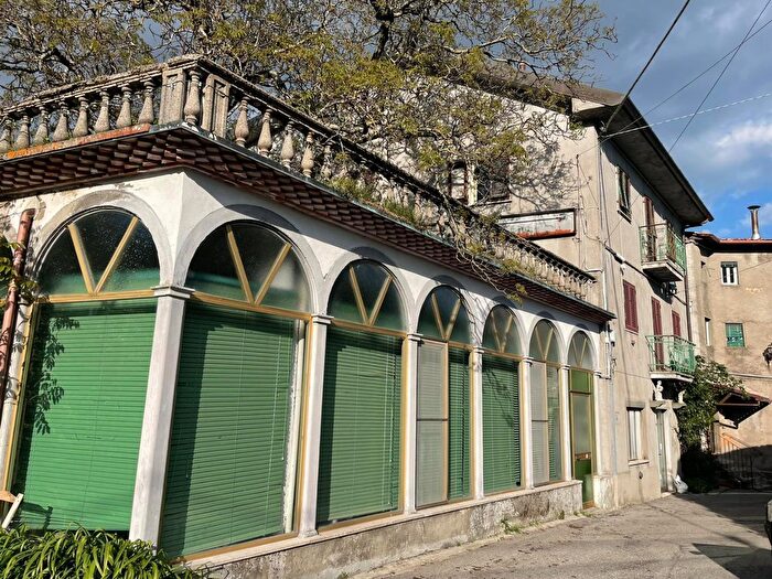 Casa con 15 locali in vendita in Villa Basilica