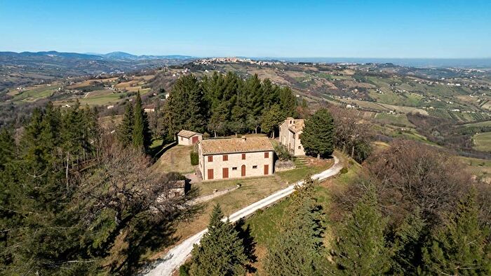 Casa con 13 locali in vendita in Cupramontana