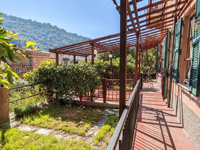 Appartamento trilocale in vendita in Salita delle Gavette, Genova