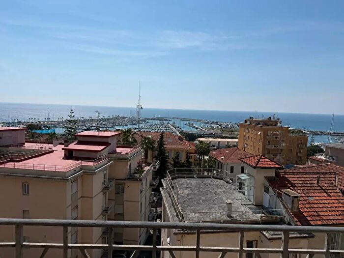 Appartamento con 6 locali in vendita in Viale Giacomo Matteotti, Imperia