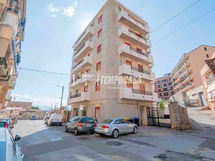 Appartamento trilocale in vendita in Via Giuseppe Arenaprimo, Messina