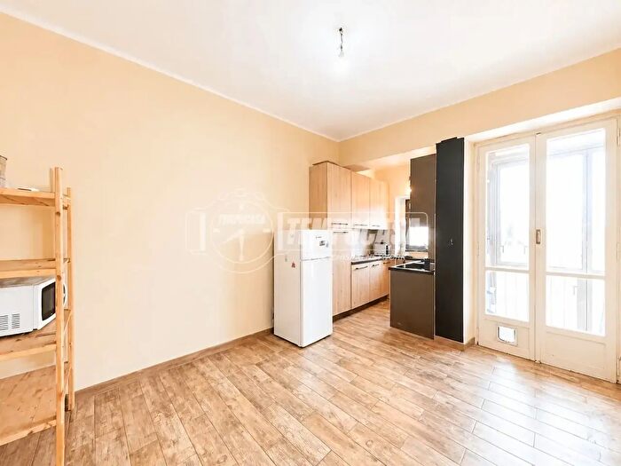 Appartamento trilocale in vendita in Via Belgirate, Torino