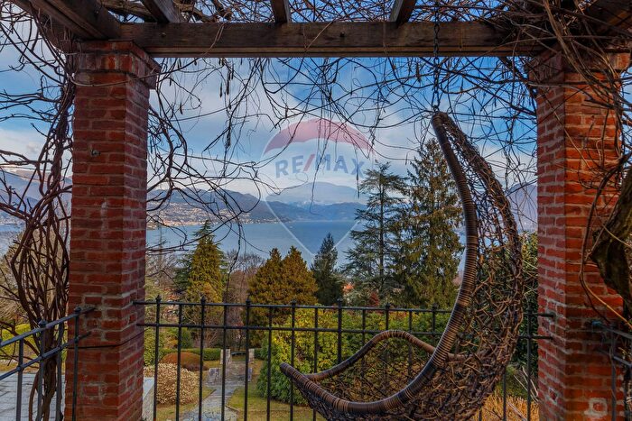 Casa con 13 locali in vendita in Stresa