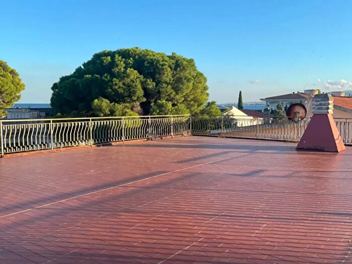 Casa con 11 locali in vendita in Pietragrande, Montauro