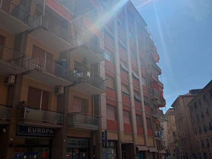 Appartamento trilocale in vendita in Via Borzoli, Sestri Ponente, Genova