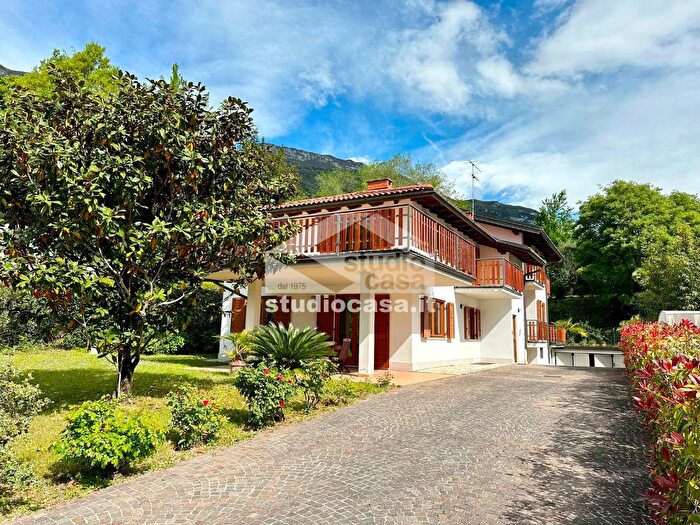 Casa con 10 locali in vendita in Via Cesure, Dro