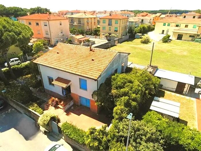 Casa con 10 locali in vendita in Cecina